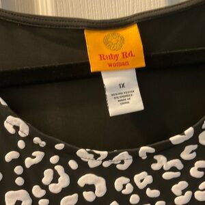 NEW WITH TAGS….Ruby Rd. Women's Black and White Blouse